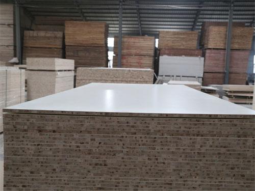 香港雪圣国际集团是一家专业致力于细木工板的研发生产及销售
